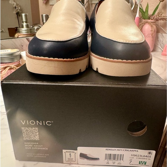 Vionic Kensley Navy and Cream - Picture 2 of 4